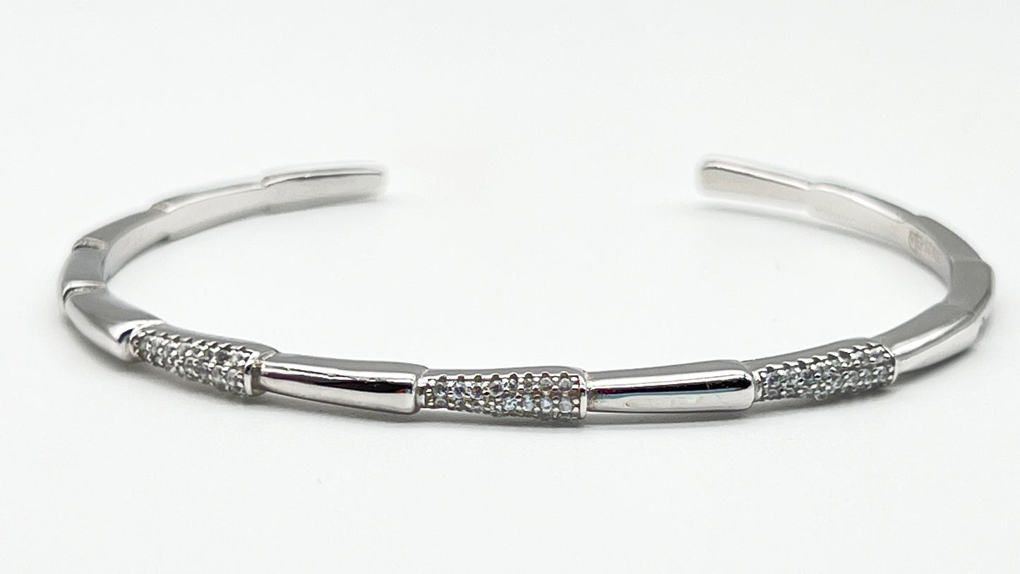 Silver Harmony Cuff – Where minimalism meets elegance ✨