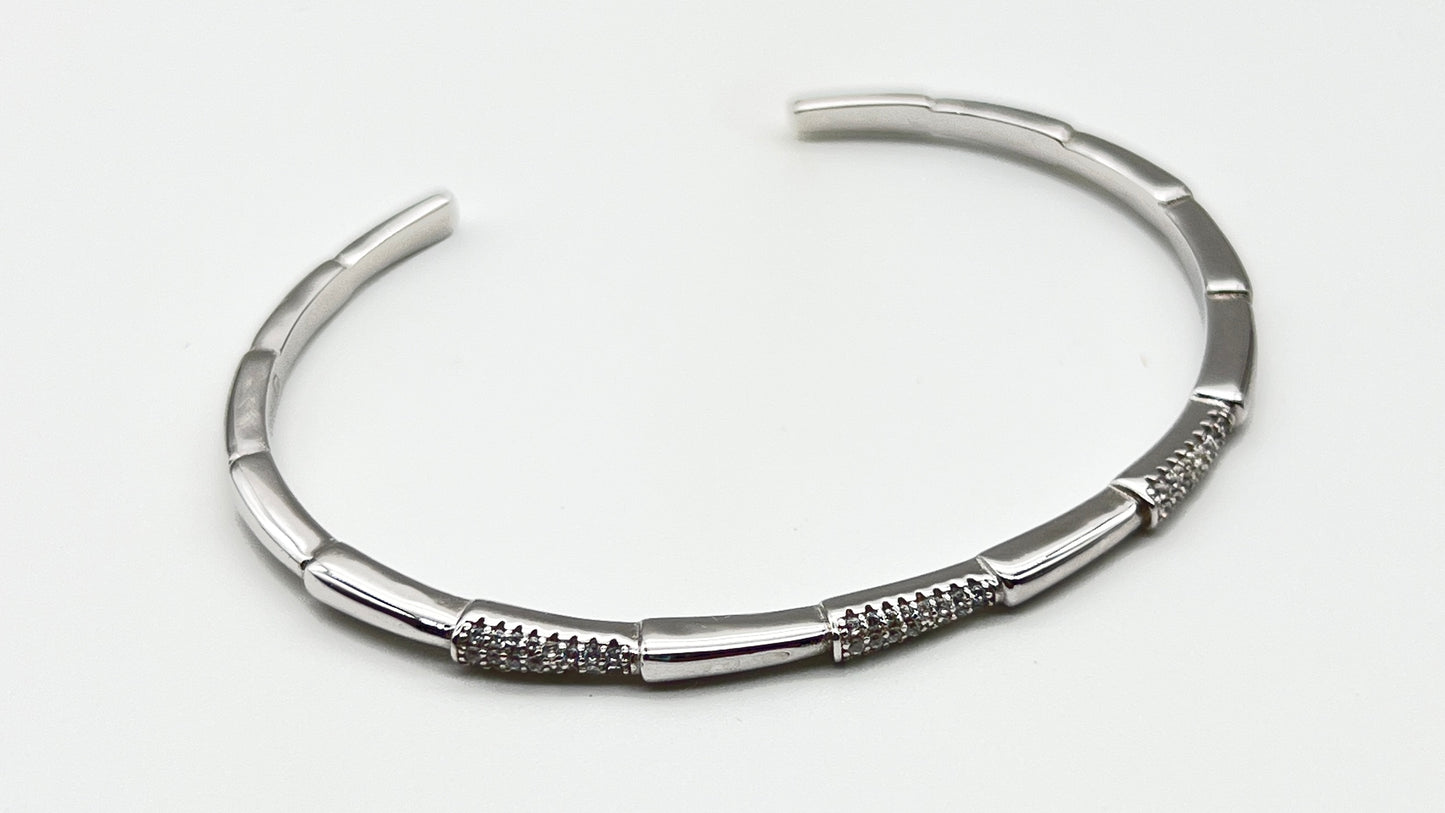 Silver Harmony Cuff – Where minimalism meets elegance ✨