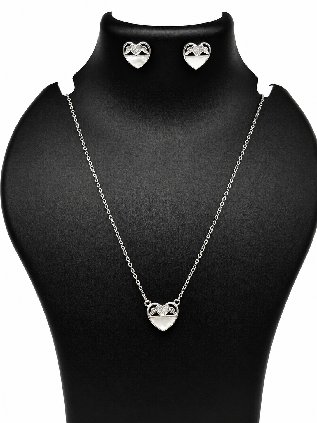 🤍💎 A symbol of love, beautifully framed in luminous Mother of Pearl.
