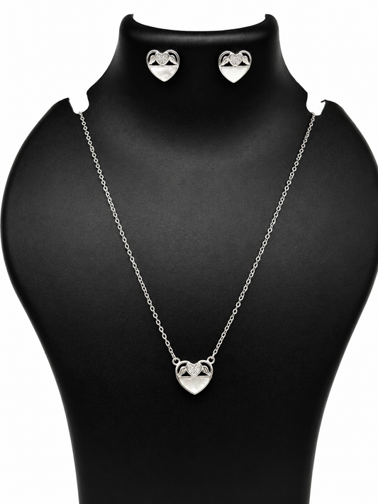 🤍💎 A symbol of love, beautifully framed in luminous Mother of Pearl.