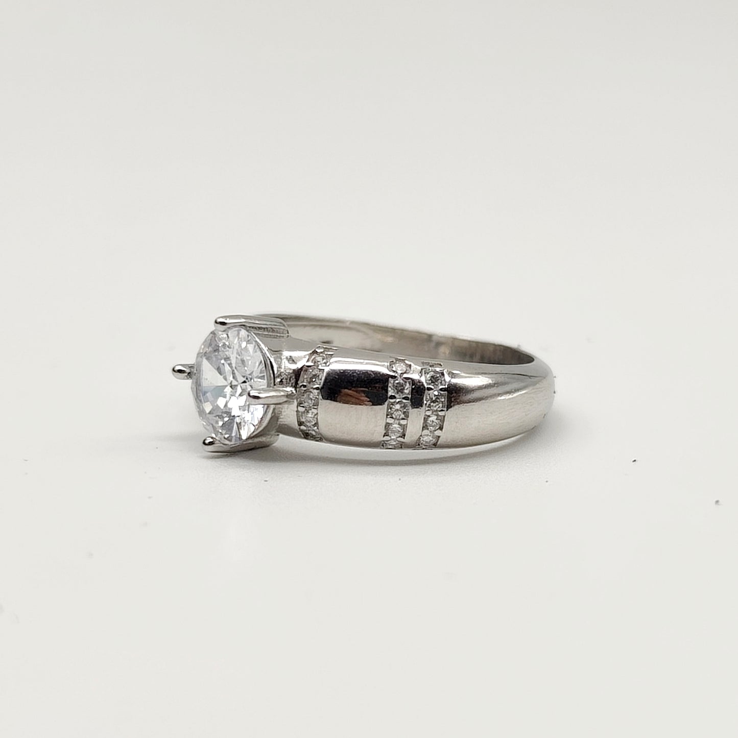 RoundGlow Ring 💍💎