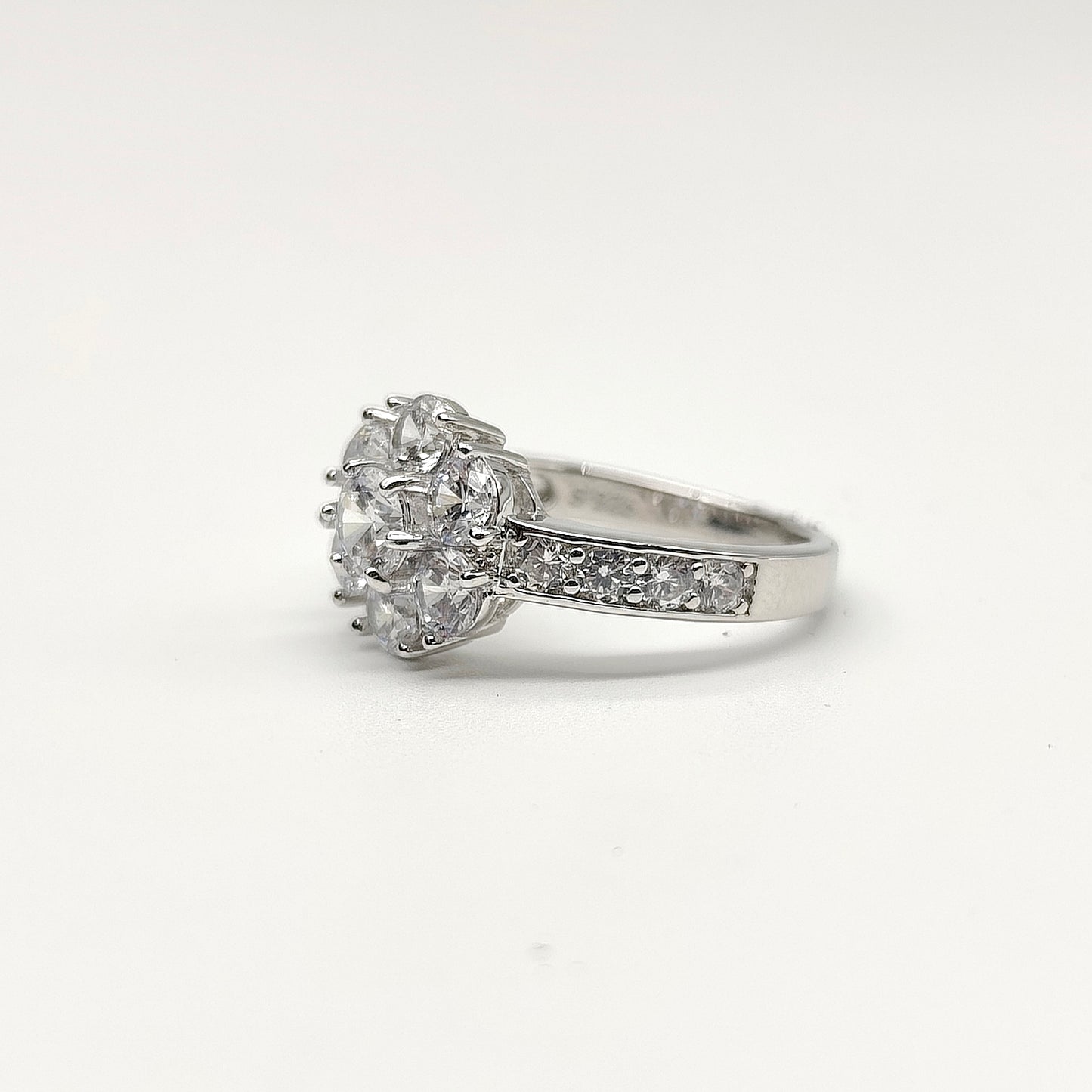 CrystalNest Ring 💍✨