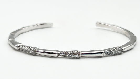 Silver Harmony Cuff – Where minimalism meets elegance ✨