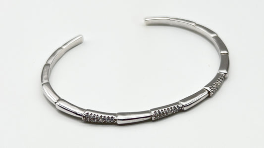 Silver Harmony Cuff – Where minimalism meets elegance ✨