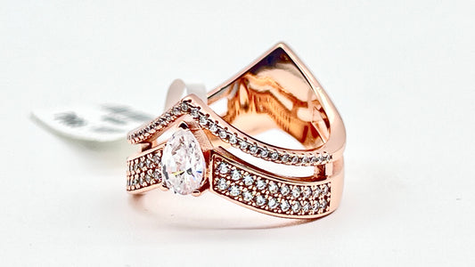 ๐ Radiant V-Pear Ring